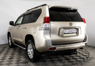 Подержанный автомобиль Toyota Land Cruiser Prado 2010 года (7 фото)