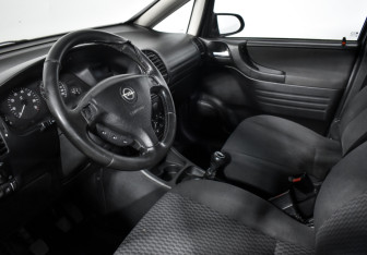 Подержанный автомобиль Opel Zafira Compactvan 2004 года (9 фото)
