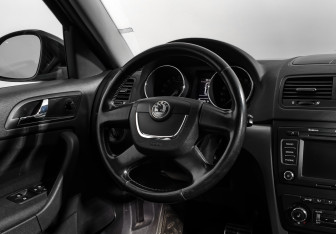 Подержанный автомобиль Skoda Yeti 2010 года (15 фото)