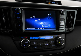 Подержанный автомобиль Toyota RAV4 2017 года (14 фото)