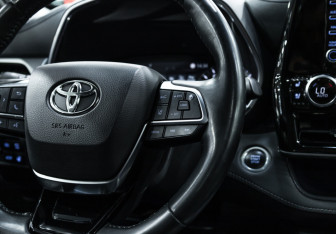Подержанный автомобиль Toyota Highlander 2021 года (29 фото)