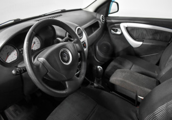 Подержанный автомобиль Renault Logan Sedan 2012 года (9 фото)