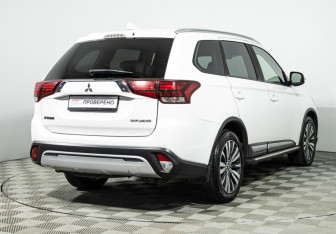 Подержанный автомобиль Mitsubishi Outlander 2019 года (5 фото)
