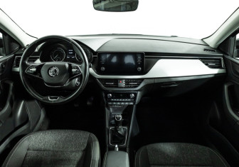 Подержанный автомобиль Skoda Rapid Liftback 2021 года (13 фото)