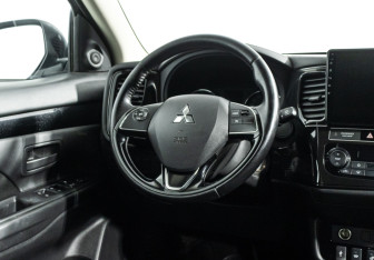 Подержанный автомобиль Mitsubishi Outlander 2019 года (16 фото)