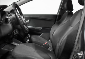 Подержанный автомобиль Kia Rio Sedan 2015 года (12 фото)