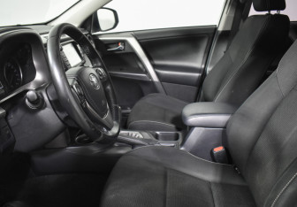 Подержанный автомобиль Toyota RAV4 2017 года (10 фото)
