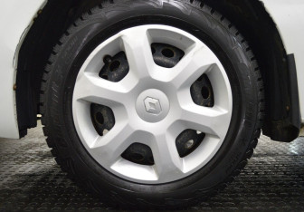 Подержанный автомобиль Renault Logan Sedan 2017 года (9 фото)