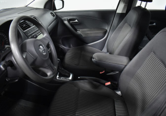 Подержанный автомобиль Volkswagen Polo Sedan 2012 года (10 фото)