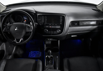 Подержанный автомобиль Mitsubishi Outlander 2016 года (11 фото)