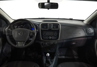 Подержанный автомобиль Renault Sandero 2016 года (9 фото)