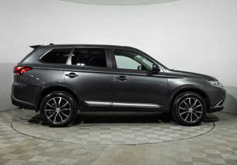 Подержанный автомобиль Mitsubishi Outlander 2015 года (4 фото)