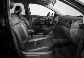 Подержанный автомобиль Ford Focus Hatchback 2006 года (17 фото)