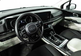 Подержанный автомобиль Kia Carnival 2021 года (11 фото)