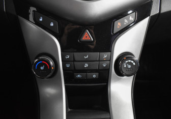 Подержанный автомобиль Chevrolet Cruze Hatchback 2012 года (16 фото)