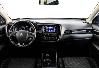 Подержанный автомобиль Mitsubishi Outlander 2019 года (10 фото)