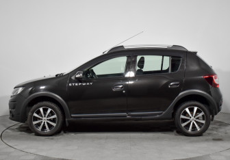 Подержанный автомобиль Renault Sandero 2016 года (8 фото)