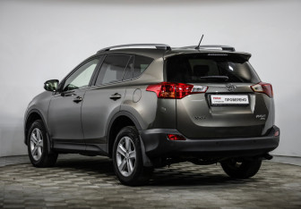 Подержанный автомобиль Toyota RAV4 2013 года (7 фото)