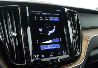 Подержанный автомобиль Volvo XC60 2020 года (21 фото)