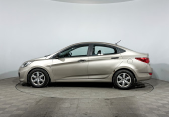 Подержанный автомобиль Hyundai Solaris Sedan 2011 года (8 фото)