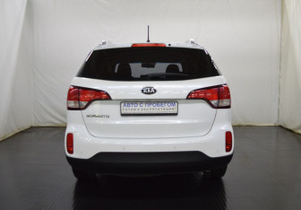 Подержанный автомобиль Kia Sorento 2016 года (6 фото)