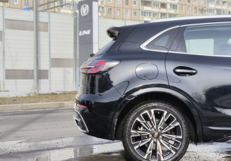 Подержанный автомобиль Hongqi HS5 2024 года (9 фото)