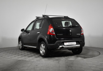 Подержанный автомобиль Renault Sandero 2013 года (7 фото)