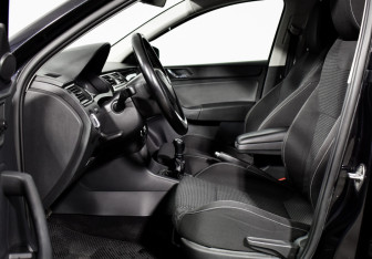 Подержанный автомобиль Skoda Rapid Liftback 2015 года (10 фото)