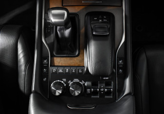 Подержанный автомобиль Lexus LX 2017 года (13 фото)