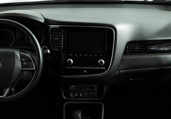 Подержанный автомобиль Mitsubishi Outlander 2020 года (14 фото)