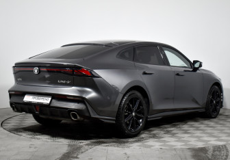 Подержанный автомобиль Changan UNI-V 2023 года (5 фото)