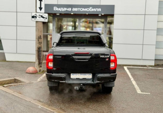 Подержанный автомобиль Toyota Hilux 2022 года (5 фото)