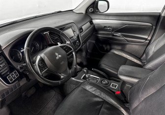 Подержанный автомобиль Mitsubishi Outlander 2013 года (9 фото)