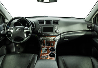 Подержанный автомобиль Toyota Highlander 2012 года (13 фото)