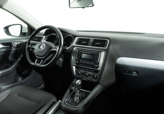 Подержанный автомобиль Volkswagen Jetta Sedan 2017 года (9 фото)