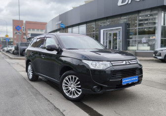 Подержанный автомобиль Mitsubishi Outlander 2013 года (3 фото)