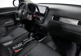 Подержанный автомобиль Mitsubishi Outlander 2017 года (13 фото)