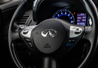 Подержанный автомобиль Infiniti QX70 2015 года (11 фото)