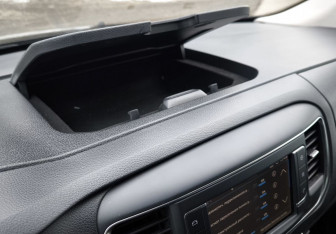 Подержанный автомобиль Peugeot Traveller 2018 года (26 фото)