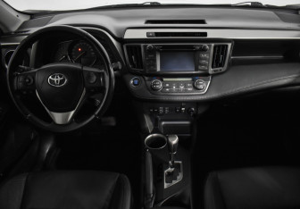 Подержанный автомобиль Toyota RAV4 2015 года (16 фото)