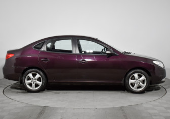 Подержанный автомобиль Hyundai Elantra Sedan 2011 года (4 фото)