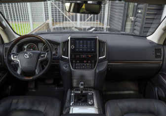 Подержанный автомобиль Toyota Land Cruiser Suv 2016 года (11 фото)