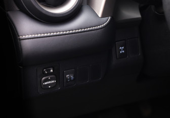 Подержанный автомобиль Toyota RAV4 2015 года (18 фото)