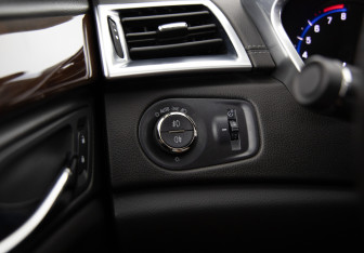 Подержанный автомобиль Cadillac SRX 2013 года (24 фото)