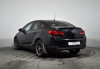 Подержанный автомобиль Opel Astra Hatchback 2012 года (7 фото)