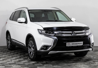 Подержанный автомобиль Mitsubishi Outlander 2017 года (3 фото)