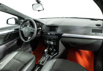 Подержанный автомобиль Opel Astra Hatchback 2010 года (9 фото)