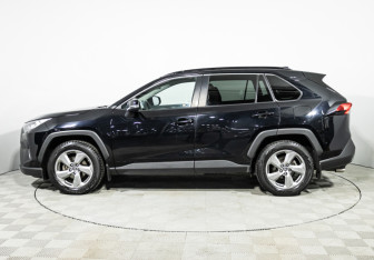 Подержанный автомобиль Toyota RAV4 2021 года (8 фото)