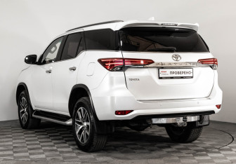 Подержанный автомобиль Toyota Fortuner 2018 года (9 фото)