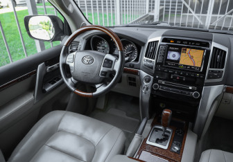 Подержанный автомобиль Toyota Land Cruiser Suv 2013 года (13 фото)